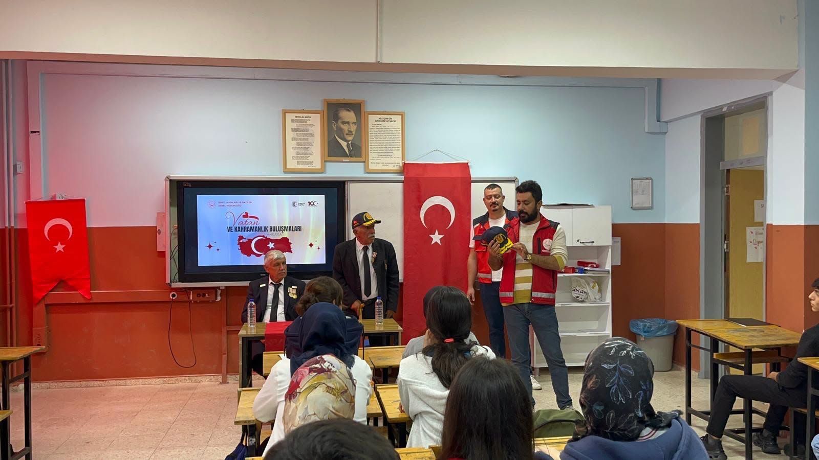Kadirli'de Kıbrıs Gazileri Öğrencilerle Buluştu2