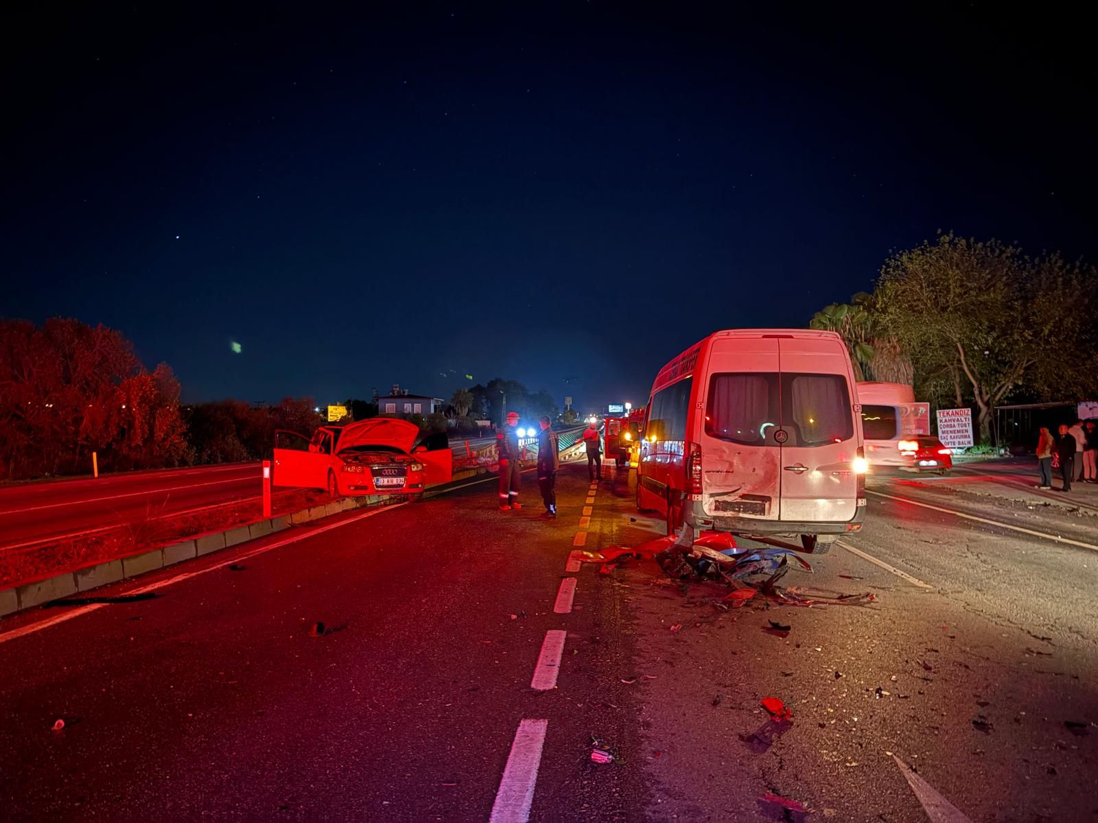 Manavgat'ta zincirleme trafik kazasında 4 kişi yaralandı