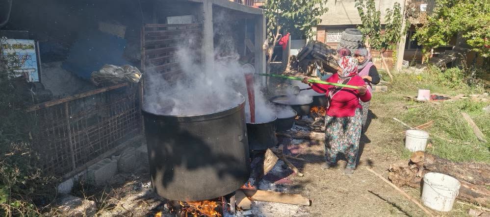 Mersin'de Yörüklerin Nar Ekşisi Mesaisi Başladı2