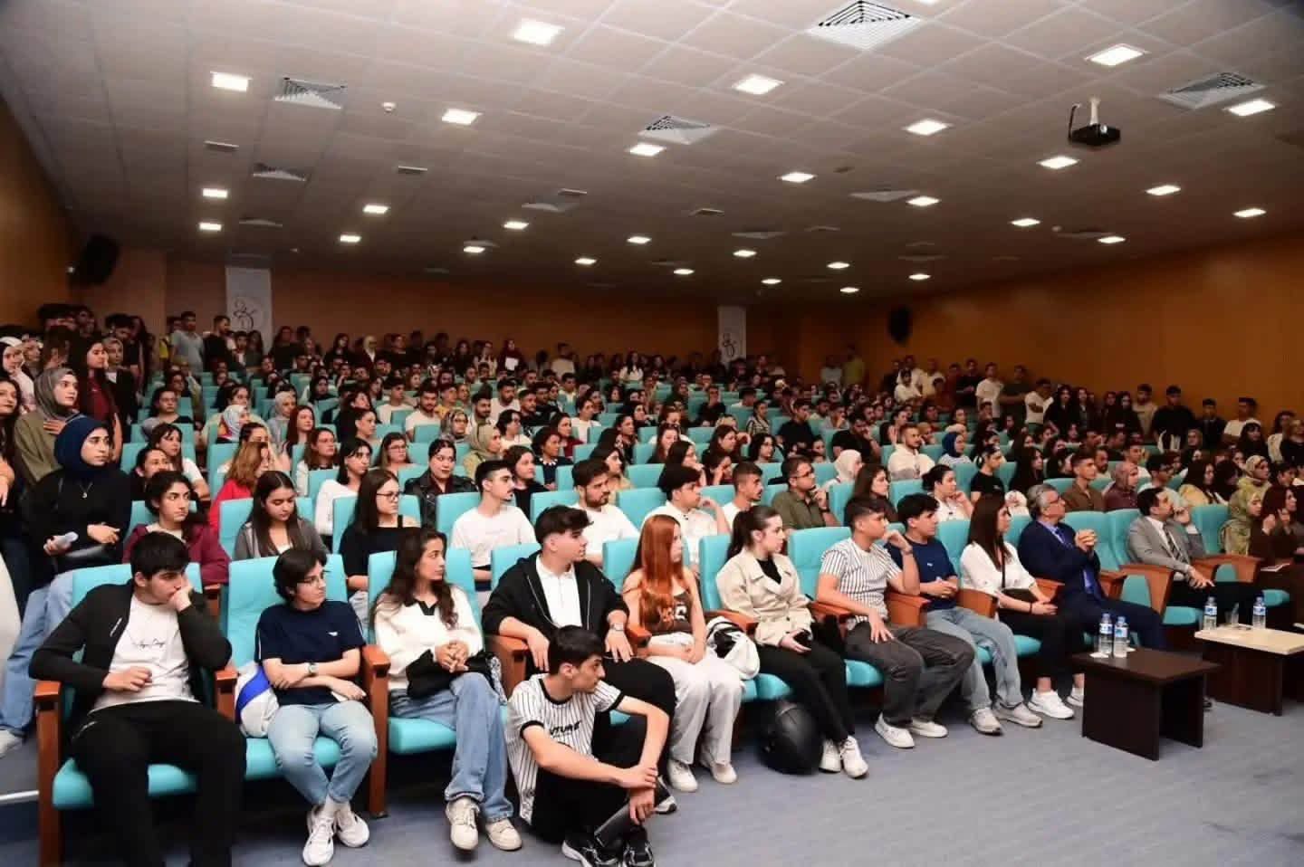 Okü Rektörü Turgay Uzun Kadirli'de Öğrencileri Dinledi4