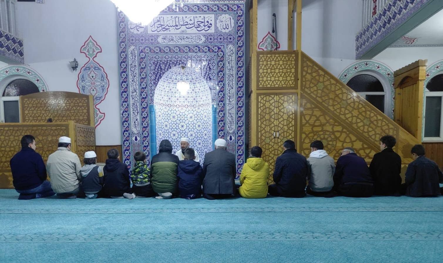 Osmaniye Bahçe'de Müftü Düger Gençlerle Namazda Buluştu (1)