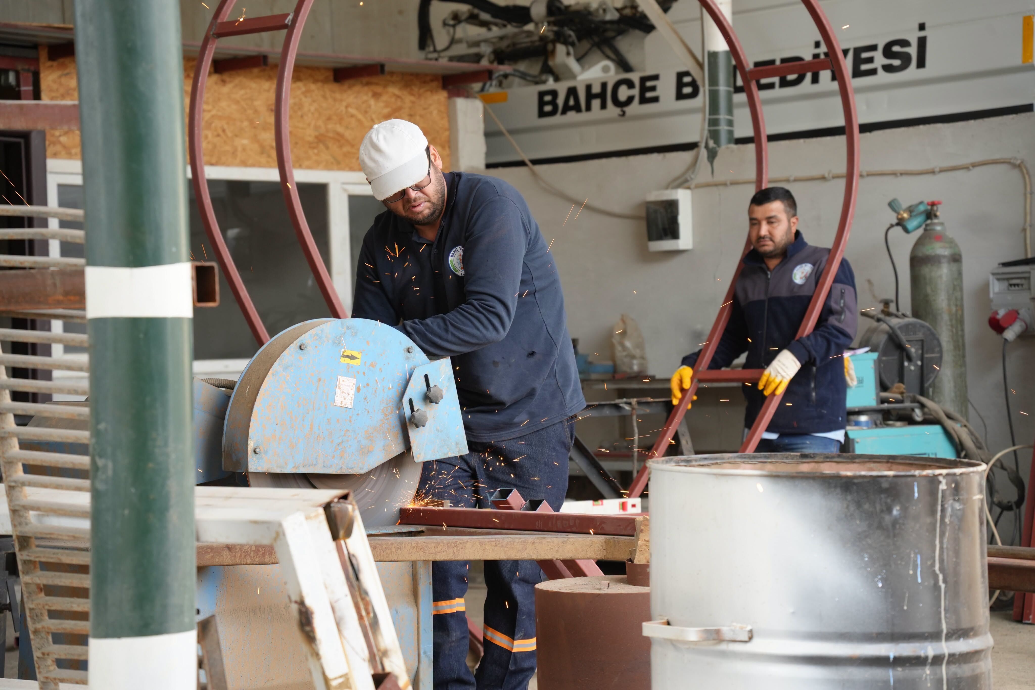 Osmaniye Bahçe’de Sevda Bankları Atölyede Üretiliyor2