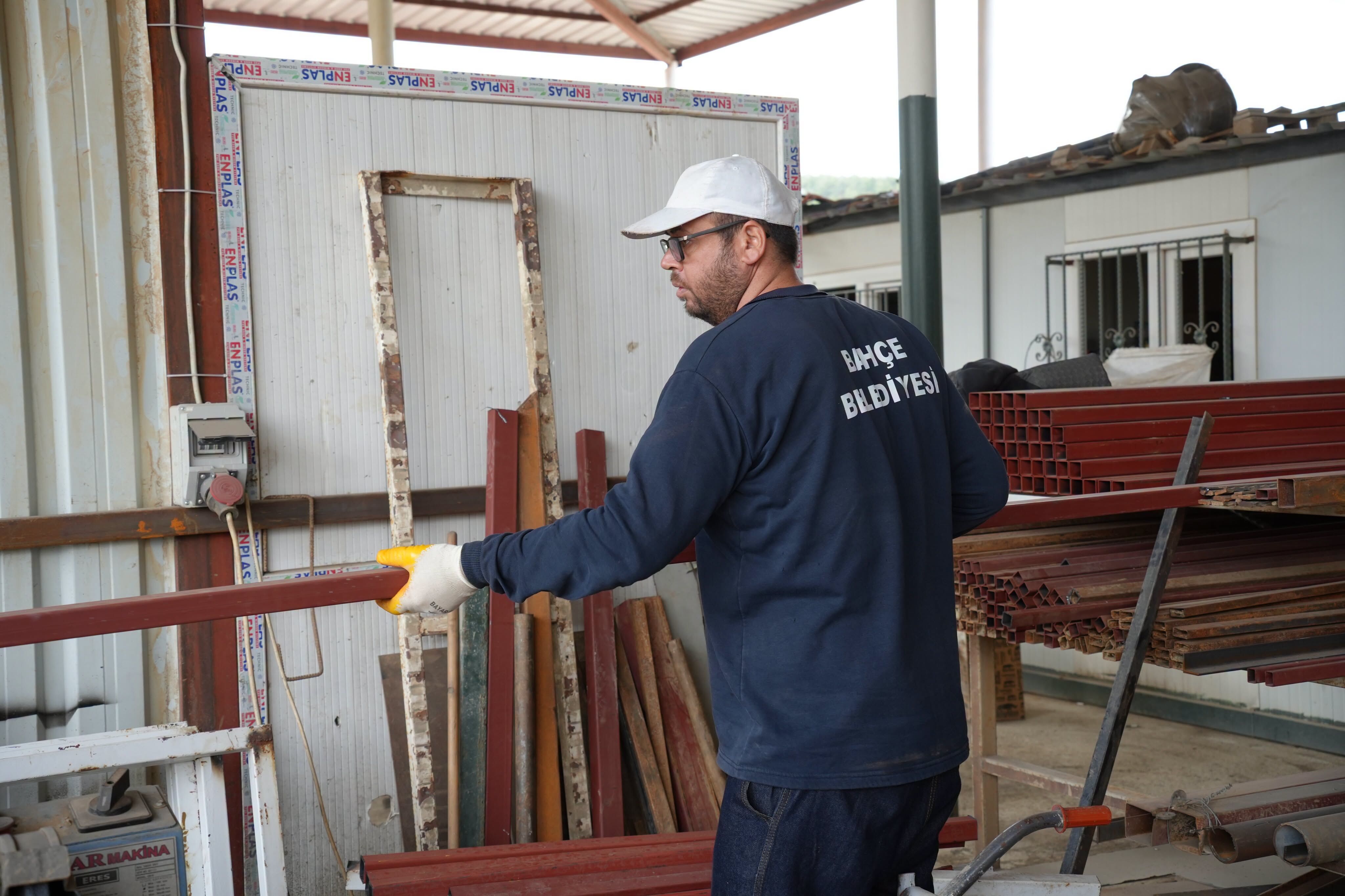 Osmaniye Bahçe’de Sevda Bankları Atölyede Üretiliyor4