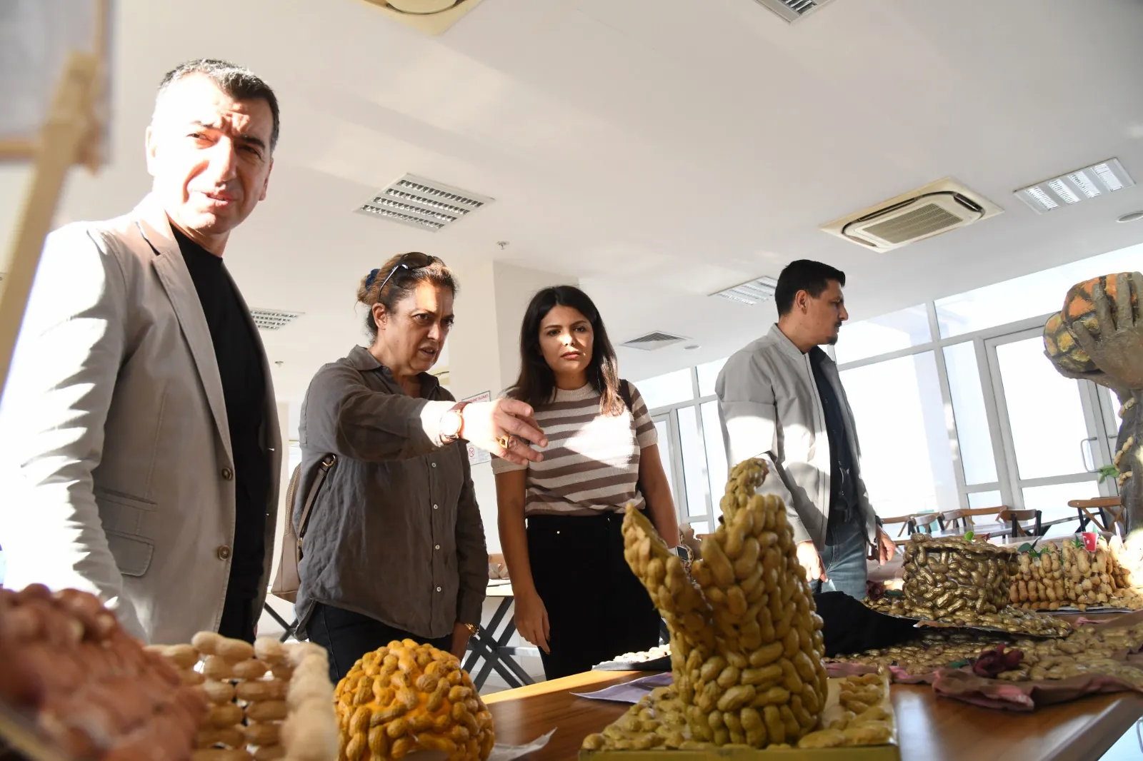 Fıstıkfest kapsamında sergilenen yer fıstığı tasarımlarını inceleyen jüri üyeleri
