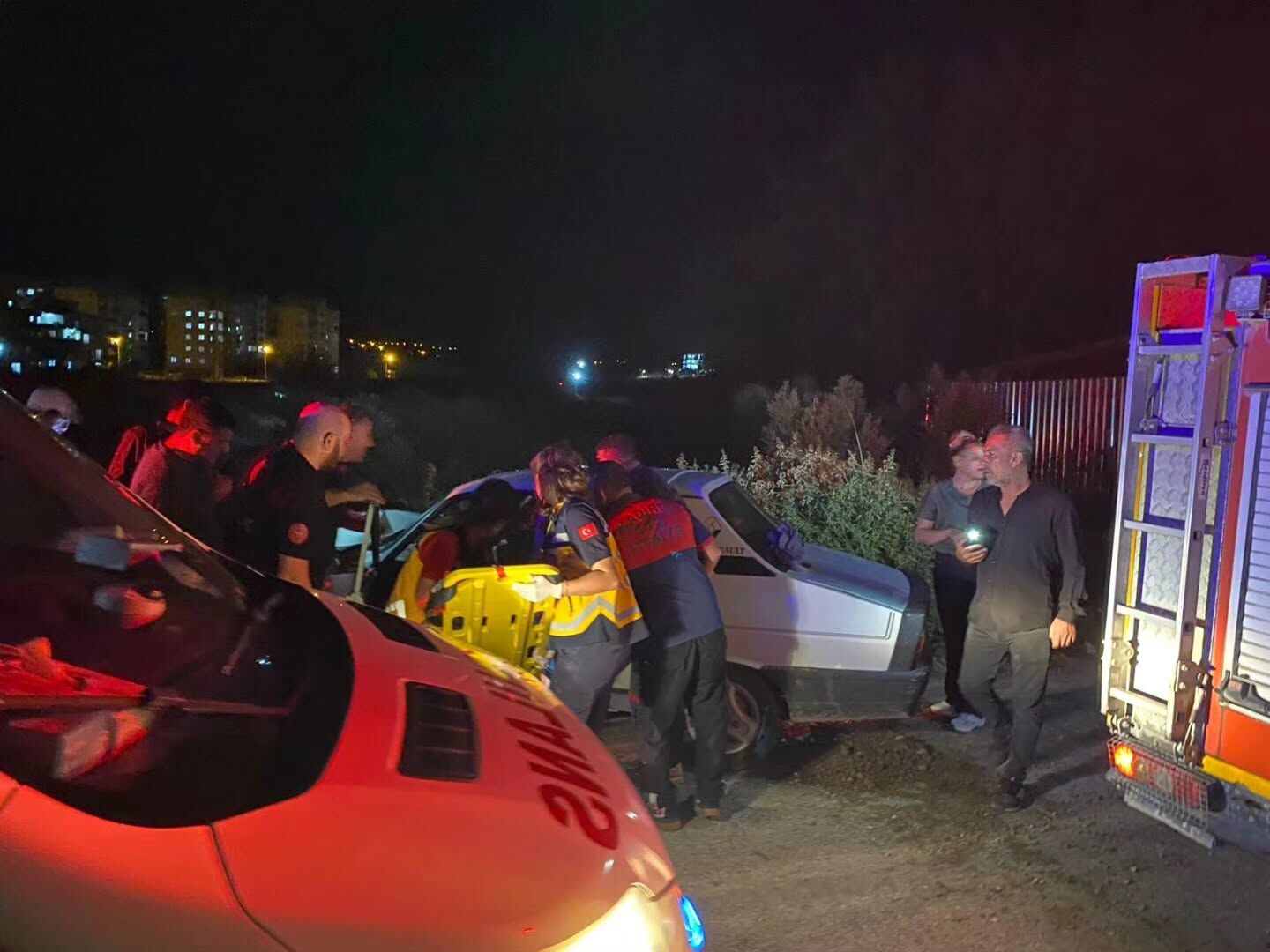 Osmaniye Kadirli’de Otomobil Köprü Korkuluklarına Çarptı2