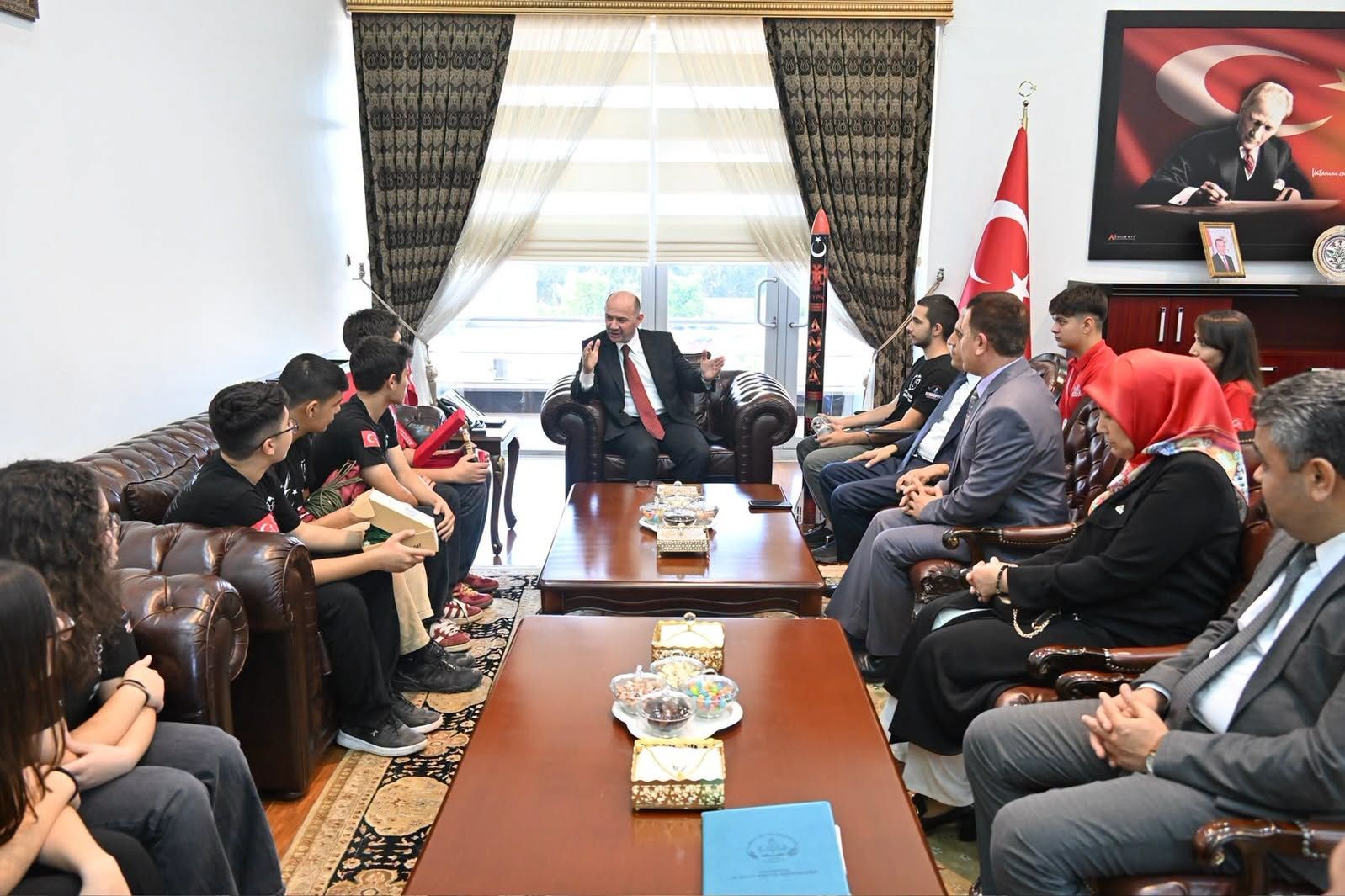 Osmaniye Valisi Teknofest'in Başarılı Gençlerini Ağırladı8