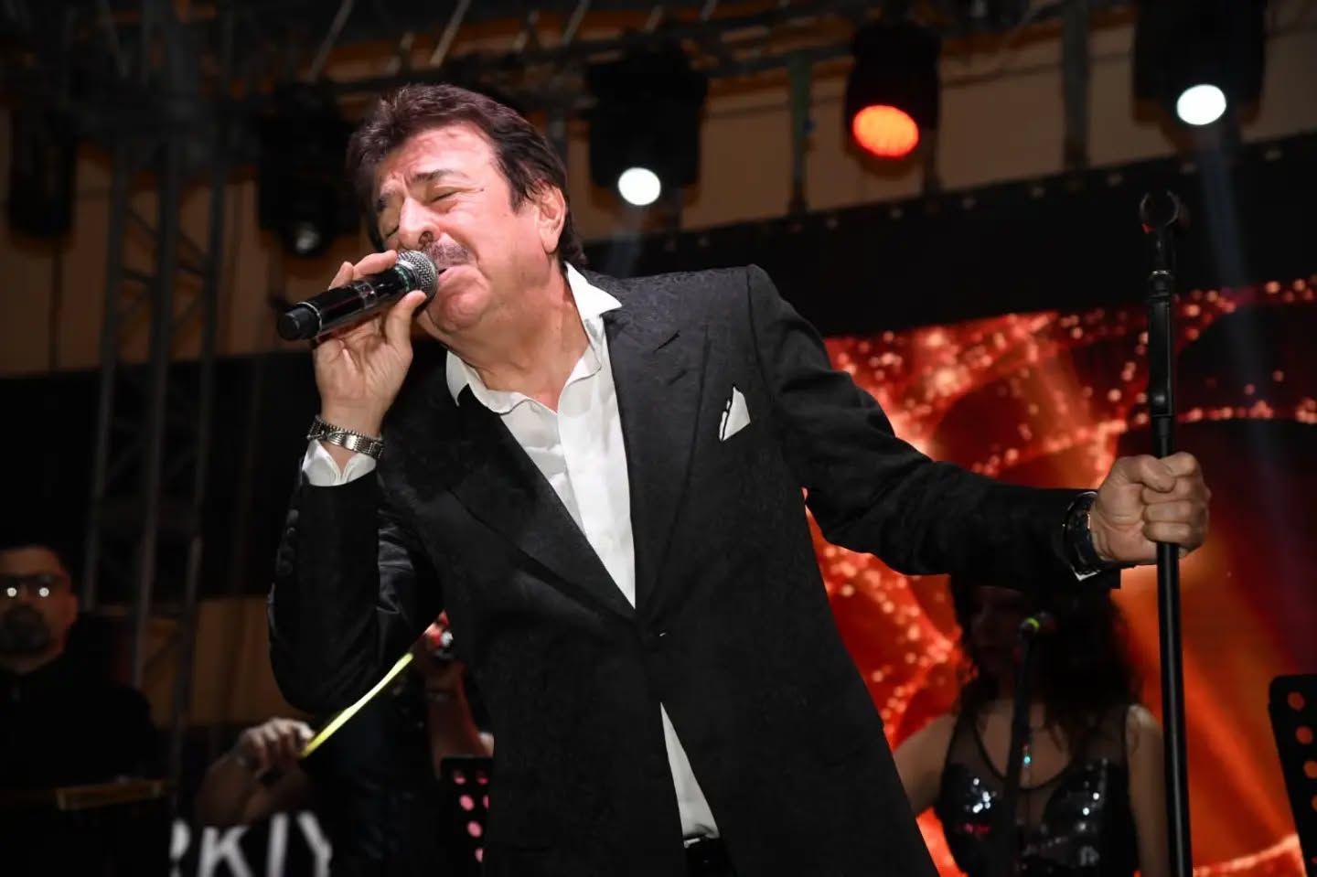 Osmaniye'de Ahmet Selçuk İlkan'dan Şiir Ve Müzik Ziyafeti (7)