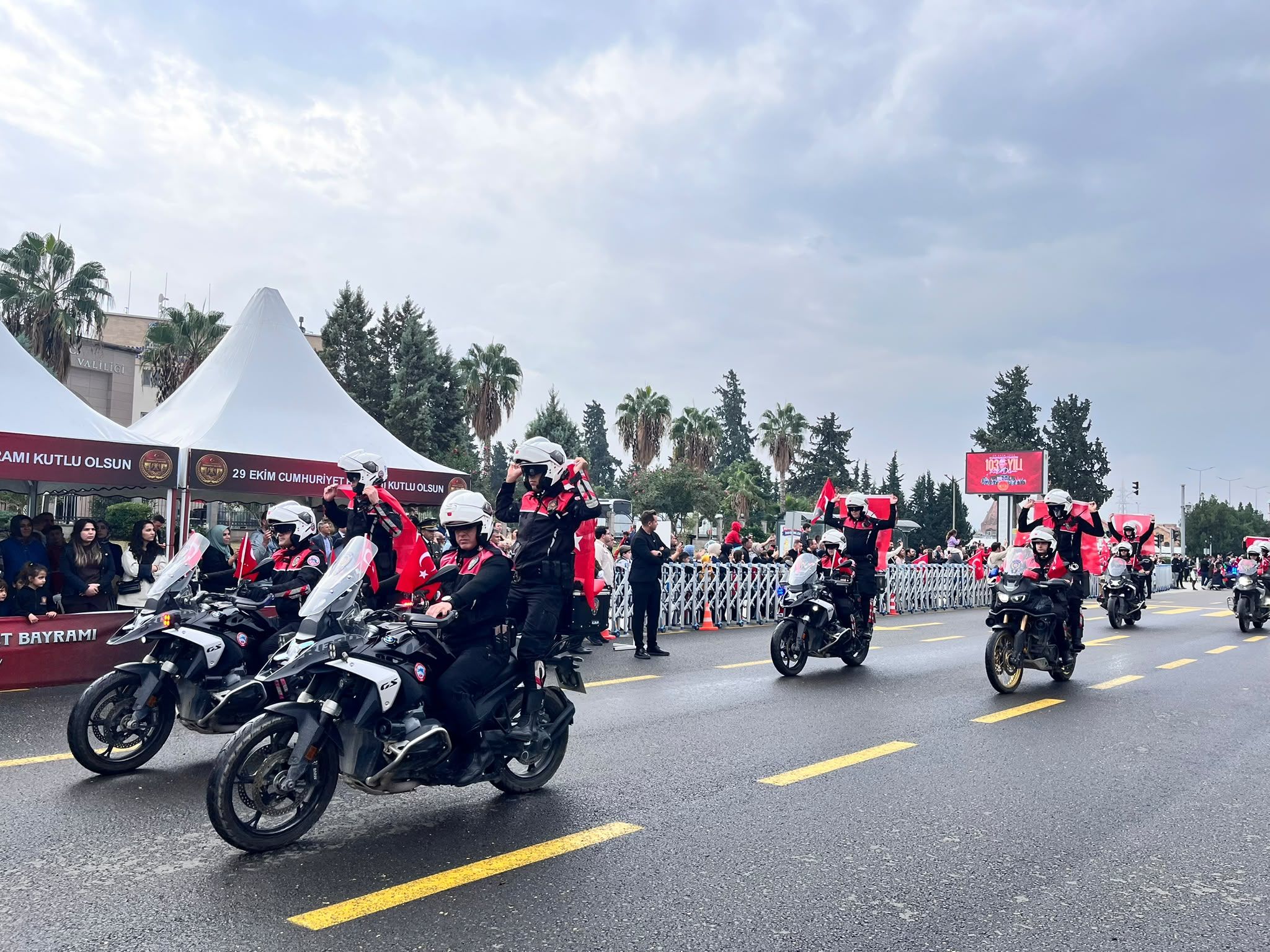 Osmaniye’de Cumhuriyet Bayramı’nda Araçlı Geçit Coşkusu (2)