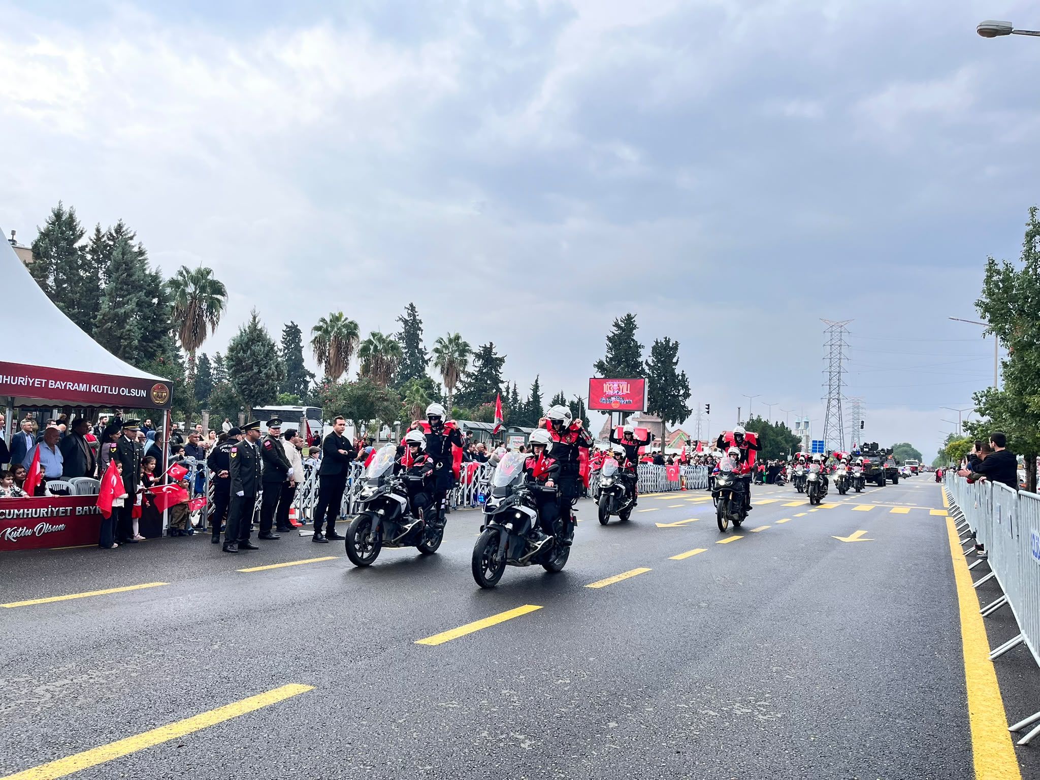 Osmaniye’de Cumhuriyet Bayramı’nda Araçlı Geçit Coşkusu (3)
