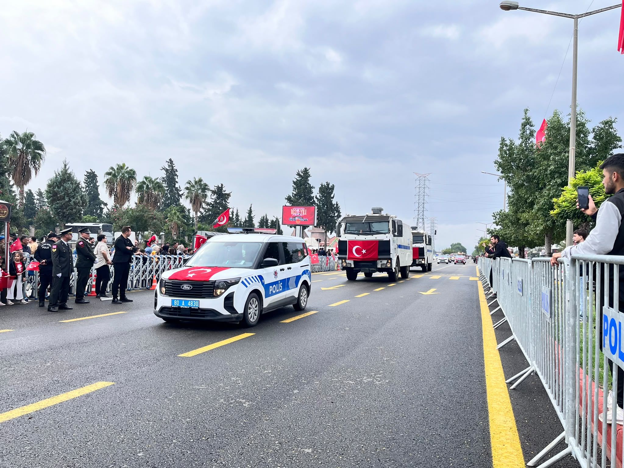 Osmaniye’de Cumhuriyet Bayramı’nda Araçlı Geçit Coşkusu (4)