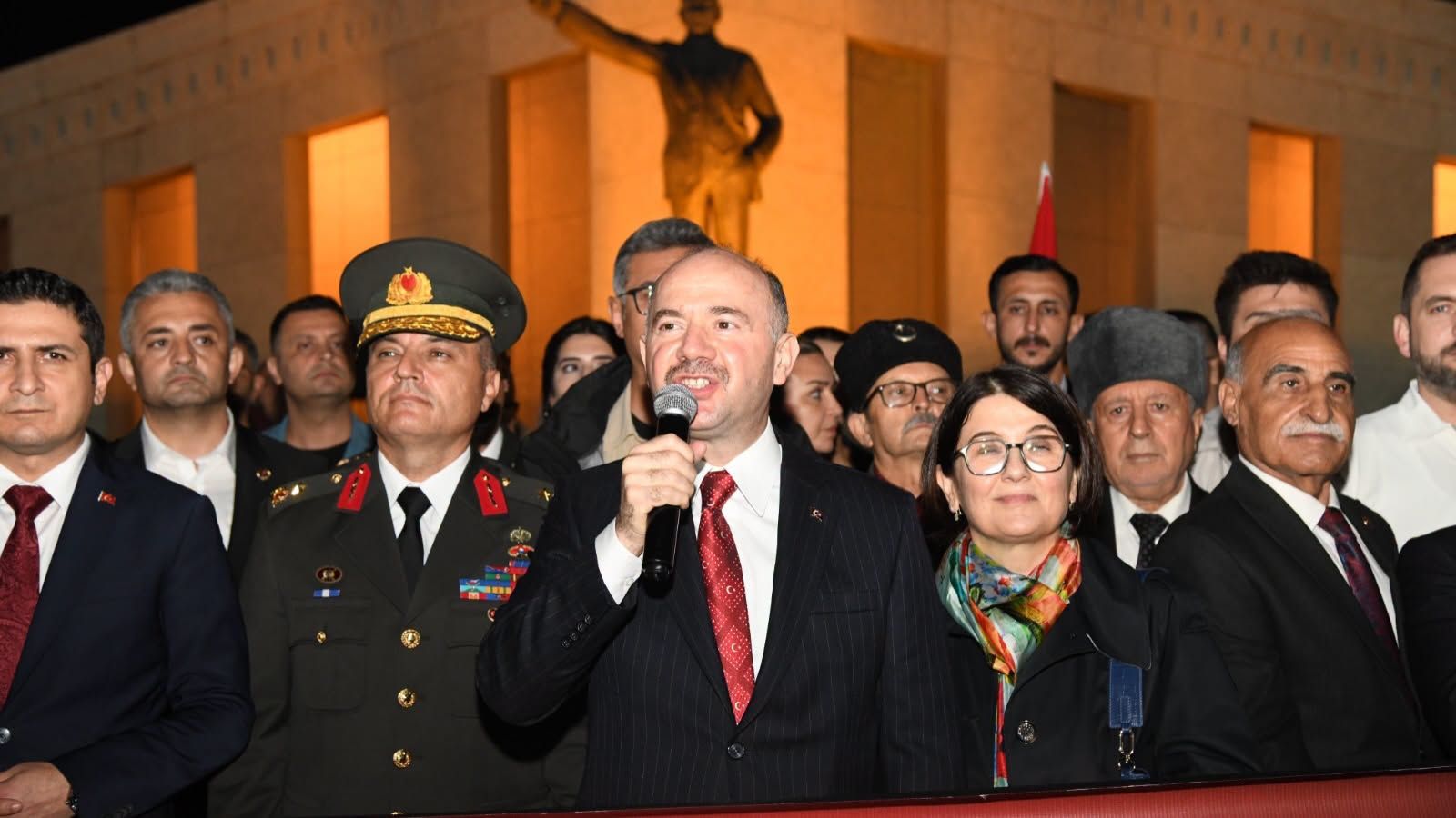 Osmaniye’de Cumhuriyet Coşkusu Fener Alayıyla Taçlandı (1)