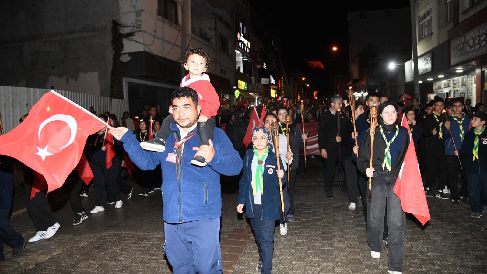Osmaniye’de Cumhuriyet Coşkusu Fener Alayıyla Taçlandı (5)