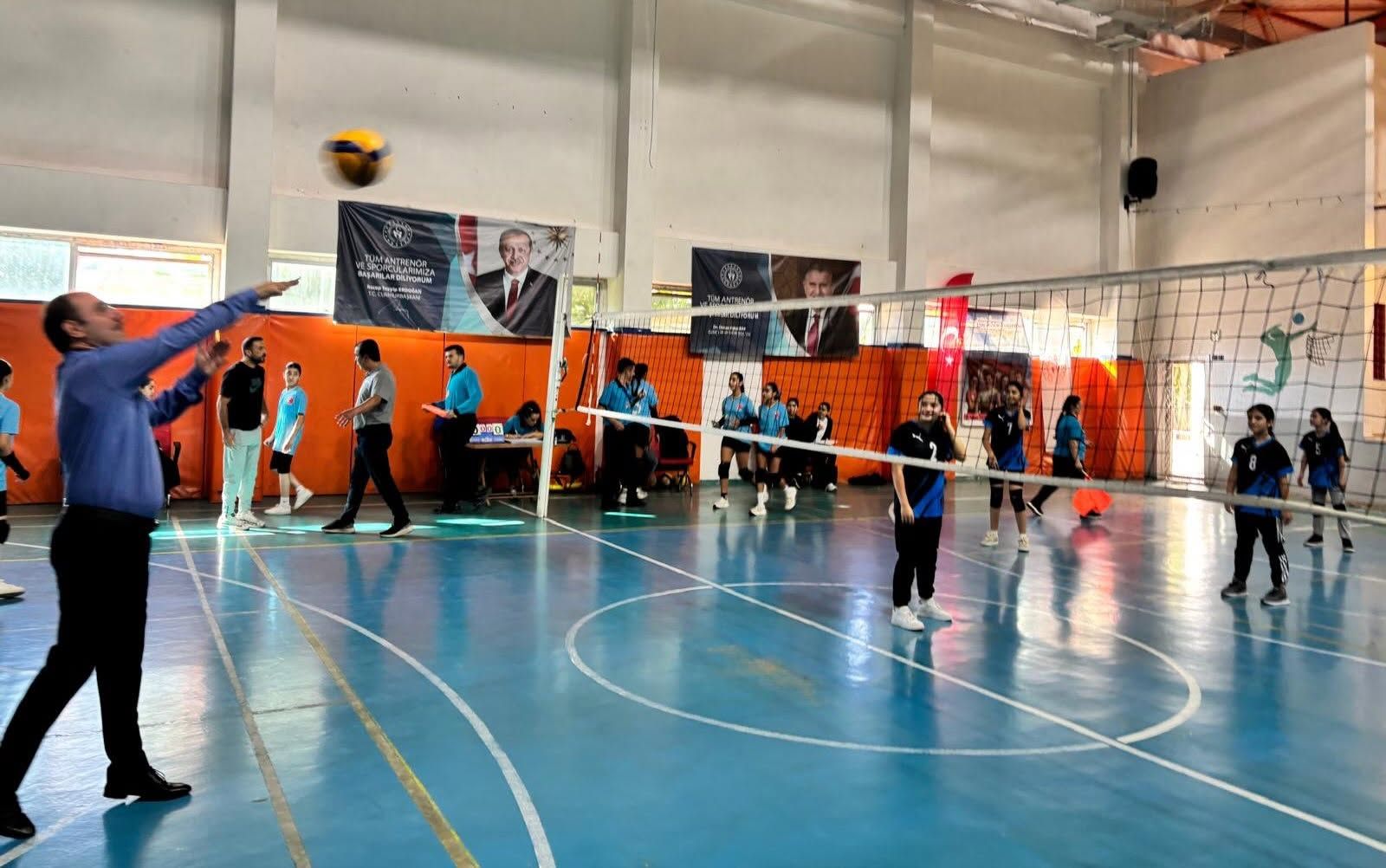 Osmaniye’de Cumhuriyet Voleybol Turnuvası Başladı3