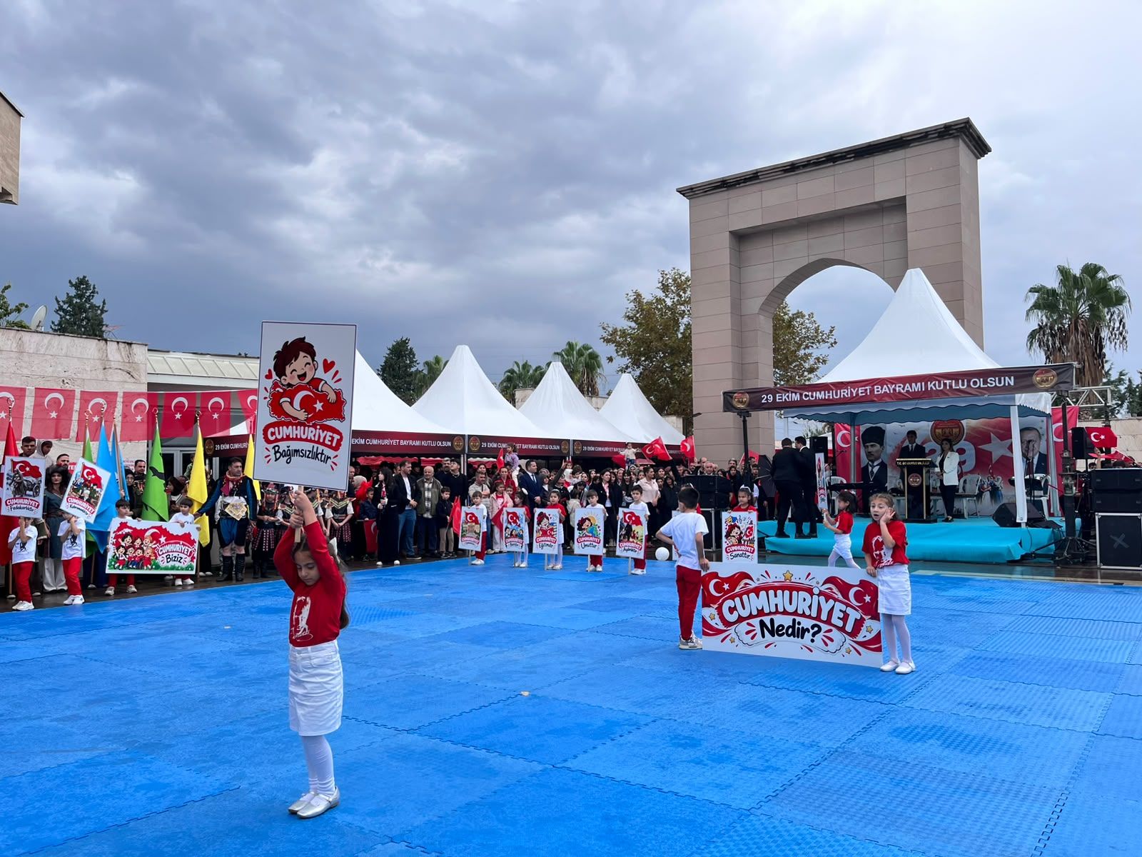 Osmaniye’de Miniklerin Cumhuriyet Gösterisi İlgi Gördü (1)