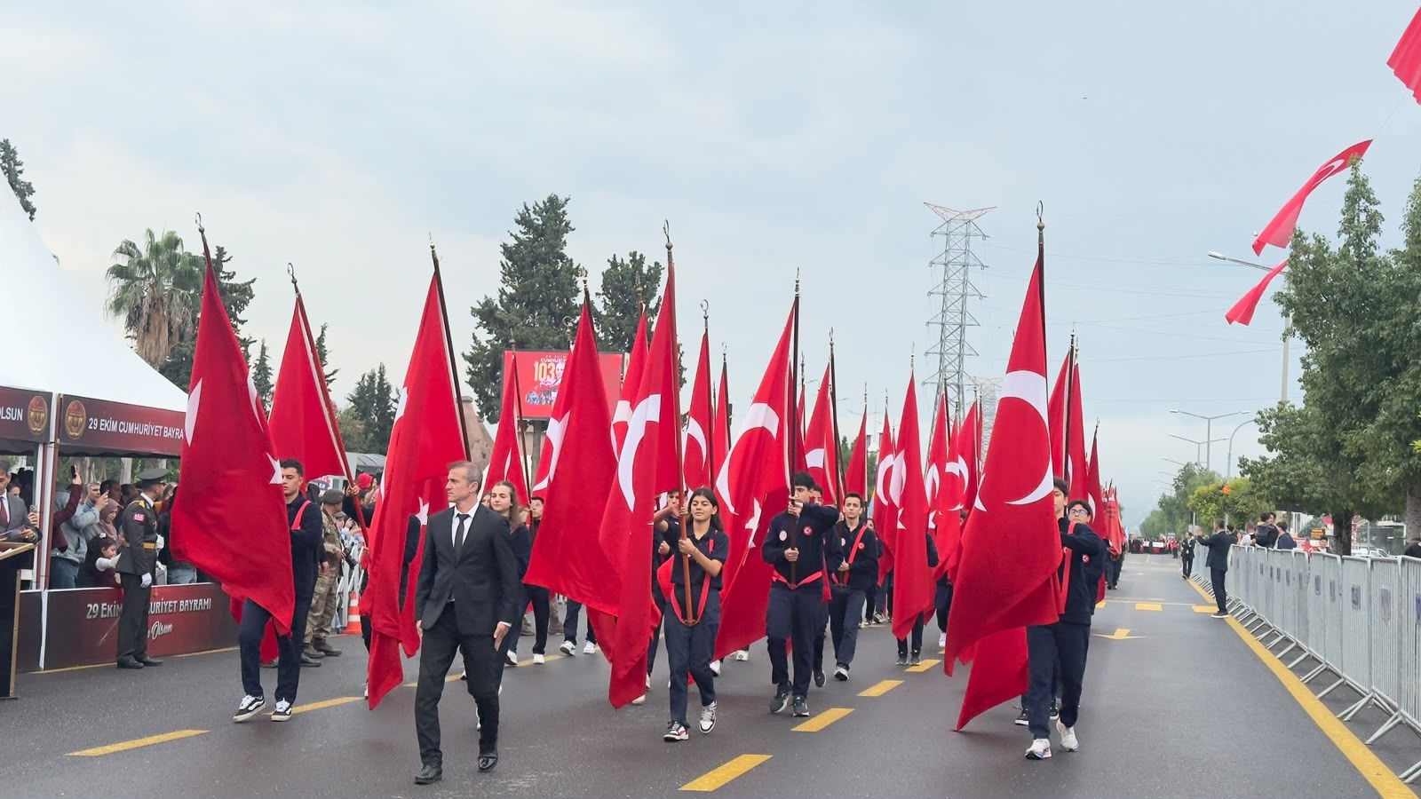 Osmaniye’de Öğrencilerden Bayraklı Cumhuriyet Geçidi (7)