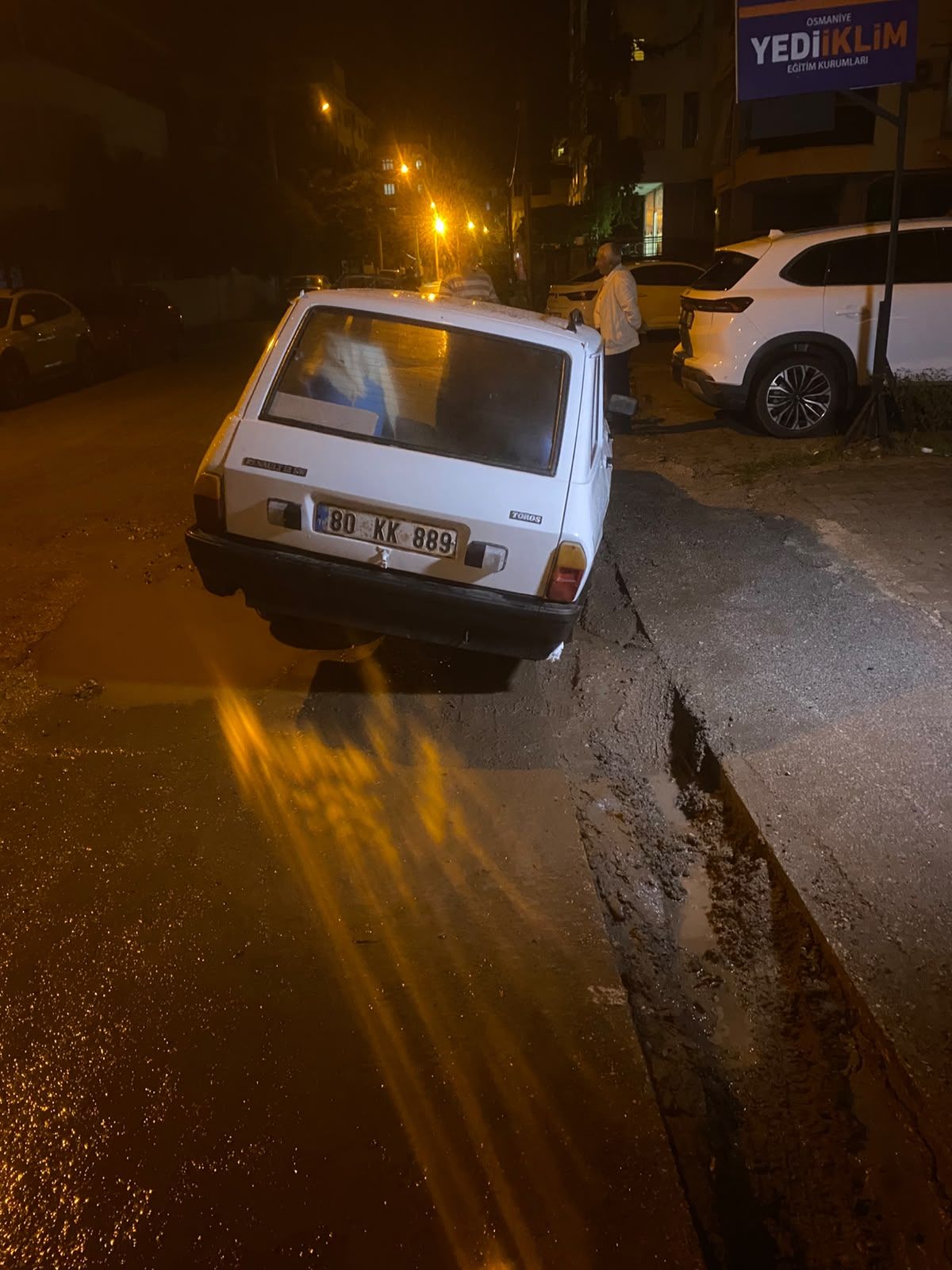 Osmaniye'de Otomobil Yol Kenarındaki Çukura Düştü (1)-1