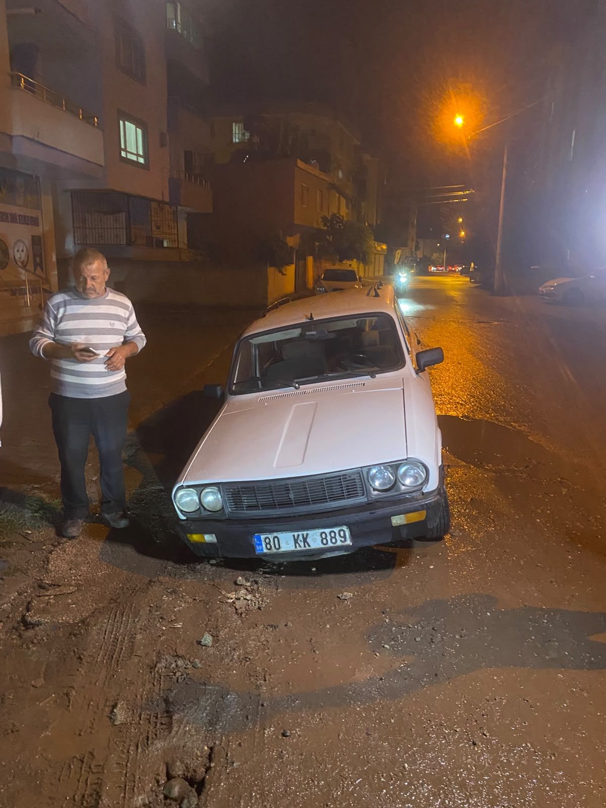 Osmaniye'de Otomobil Yol Kenarındaki Çukura Düştü (3)