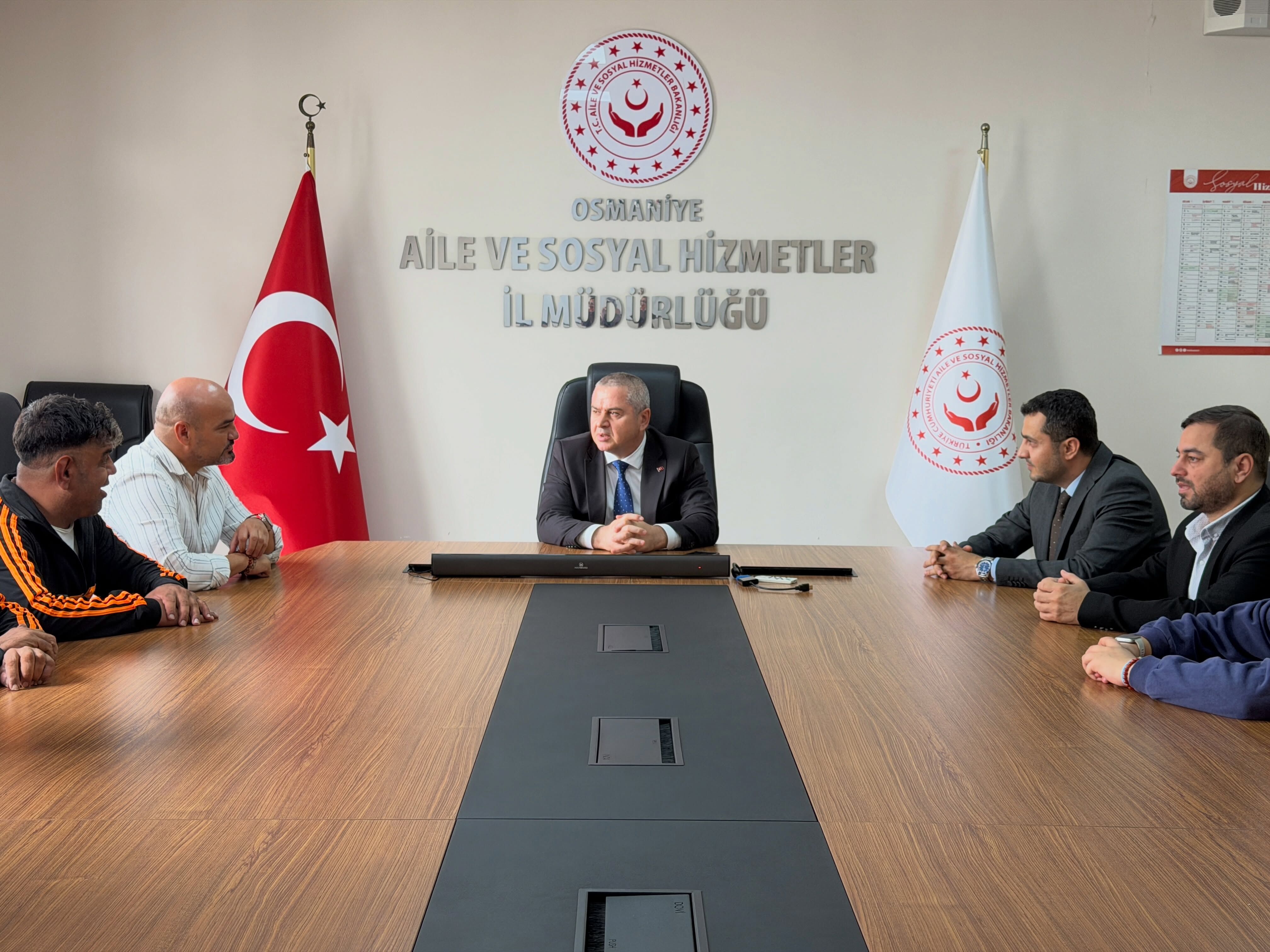 Osmaniye’de Özel Bireylerden Naci Yılmaz’a Tablo Hediyesi2