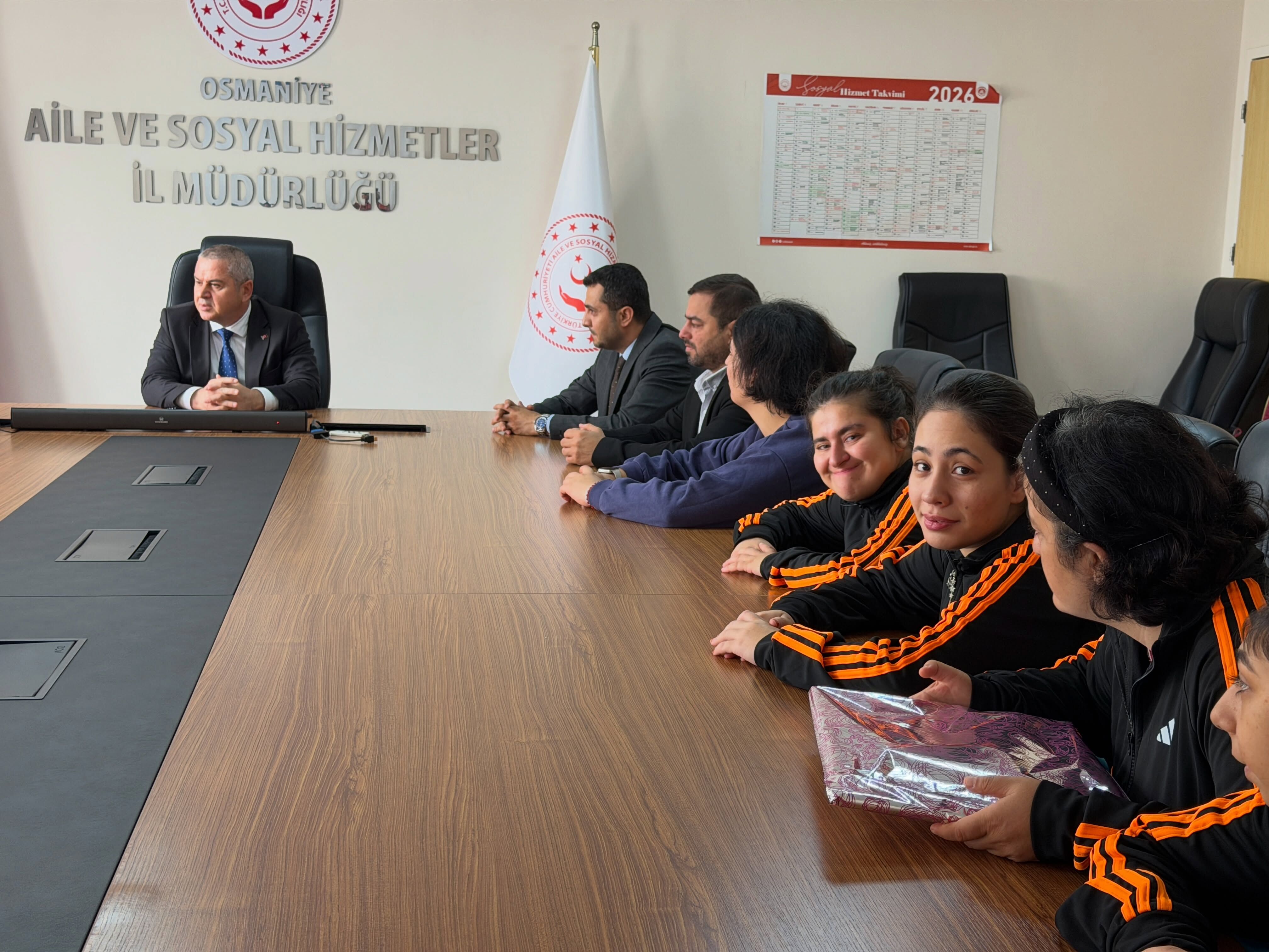 Osmaniye’de Özel Bireylerden Naci Yılmaz’a Tablo Hediyesi3