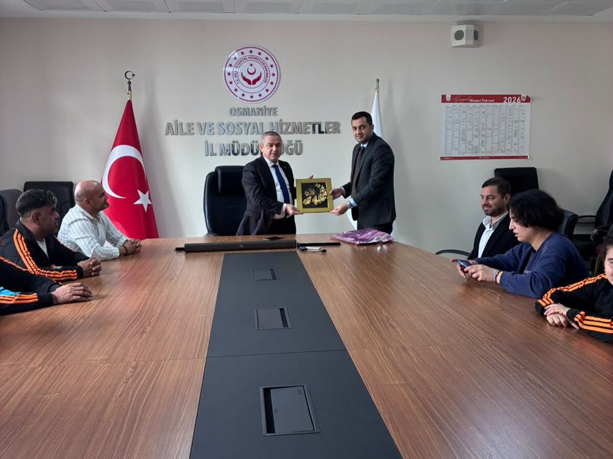 Osmaniye’de Özel Bireylerden Naci Yılmaz’a Tablo Hediyesi5