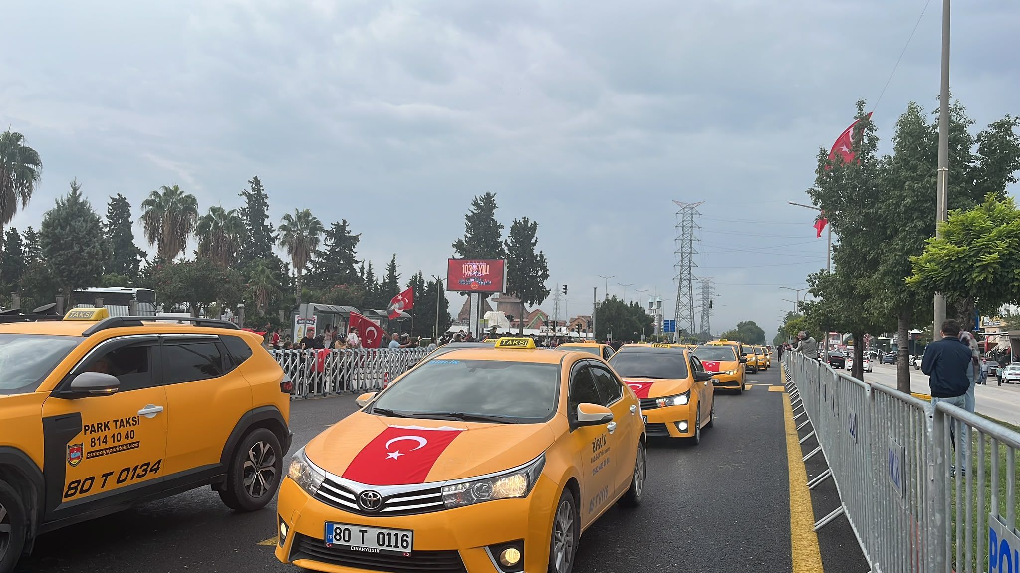 Osmaniye’de Taksicilerden Bayraklı Cumhuriyet Konvoyu (2)