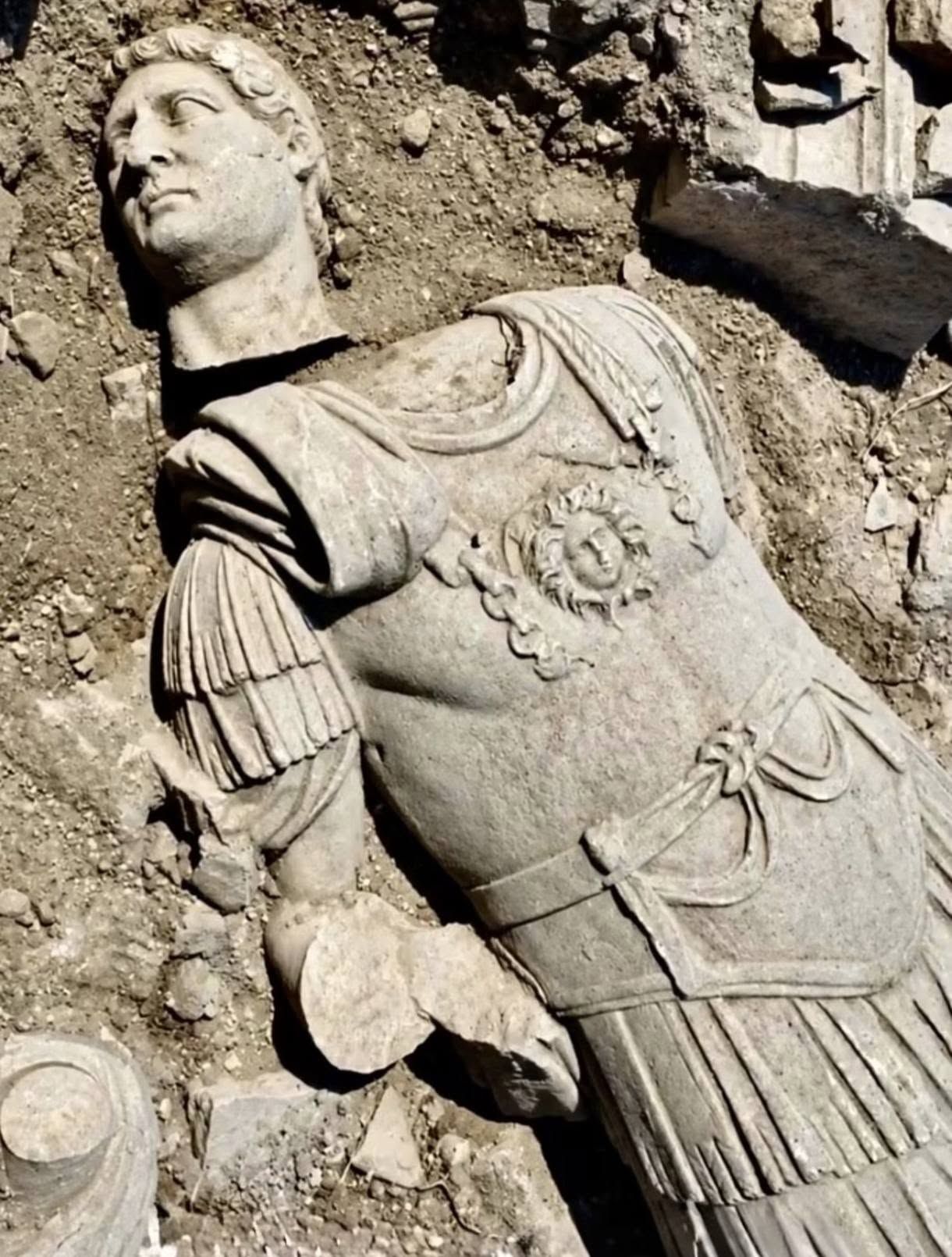 Troya’da Bulunan Hadrianus Heykeli Tarihe Işık Tutuyor
