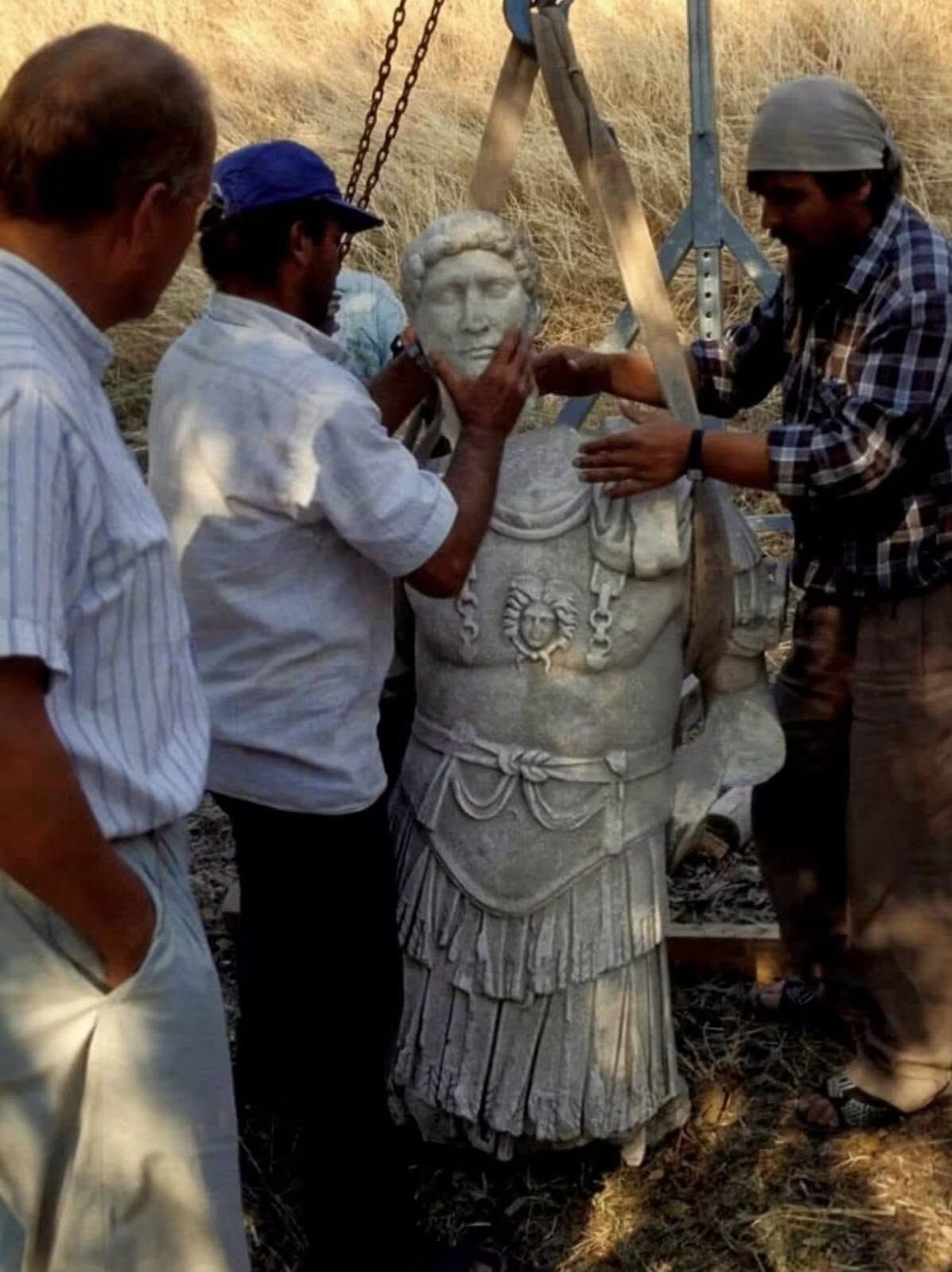 Troya’da Bulunan Hadrianus Heykeli Tarihe Işık Tutuyor1