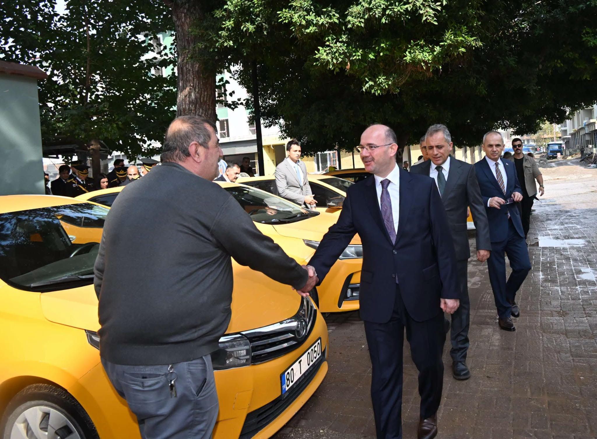Vali Serdengeçti Osmaniye'de Taksici Esnafıyla Buluştu3