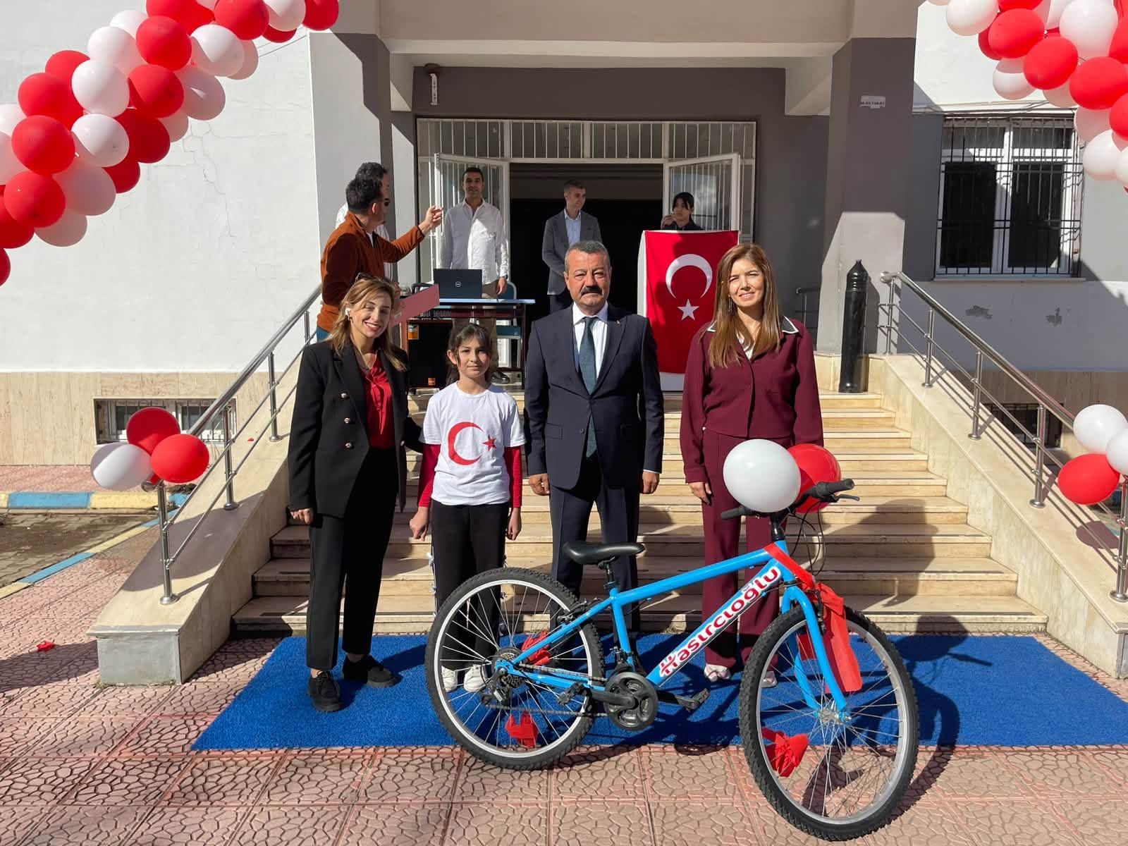 Yarbaşı’nda Cumhuriyet Coşkusu Aksoy’dan Öğrencilere Ödül (7)